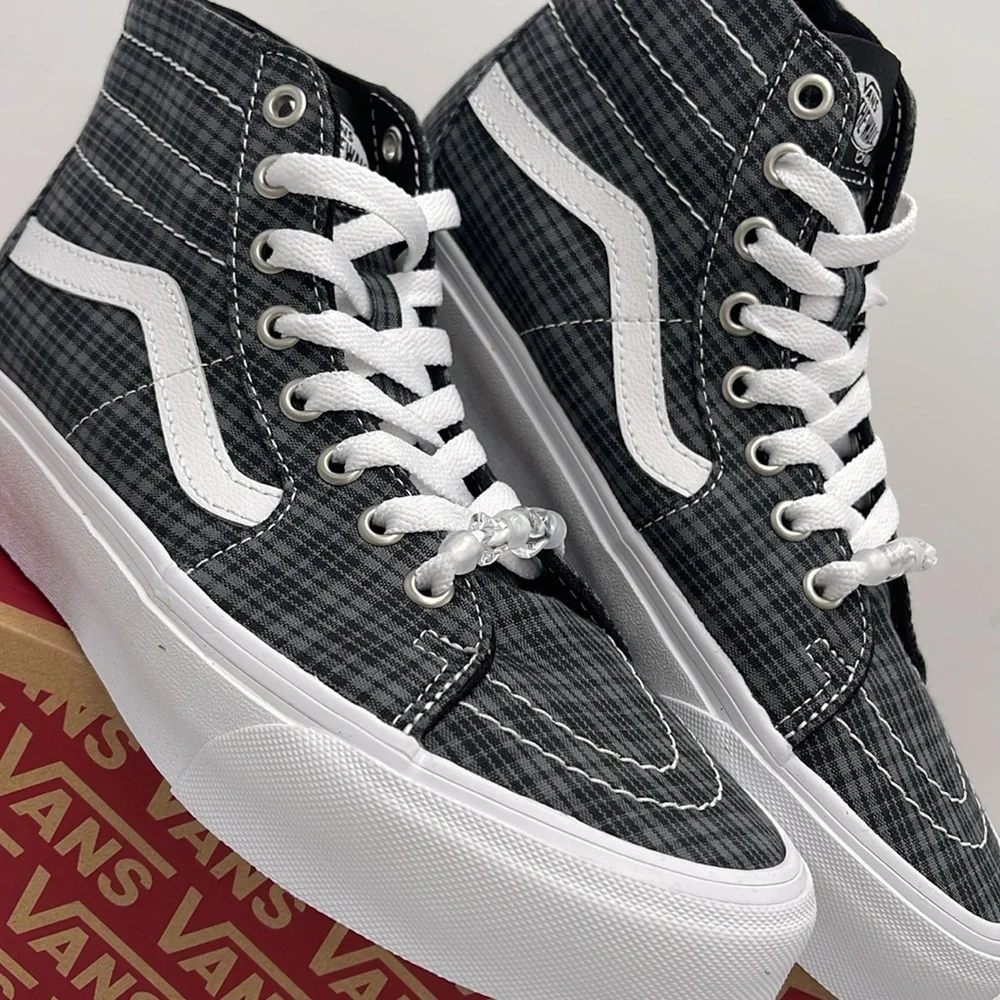 Vans WMNS Sk8-Hi Tapered Uv Beads Black
VN0009QPBM8
Sneakers - Picture 6 of 16